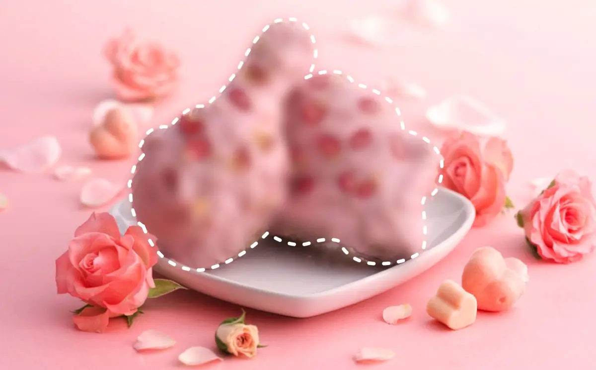 ▲肯德基自爆七夕情人節「粉紅驚喜」，秀出玫瑰花與草莓巧克力襯托的「粉紅炸雞」身影，讓不少網友瘋猜是「草莓巧克力炸雞」，也吸引粉絲忍不住洩心聲「感覺好可怕又想吃看看」。（圖／翻攝自KFC FB）