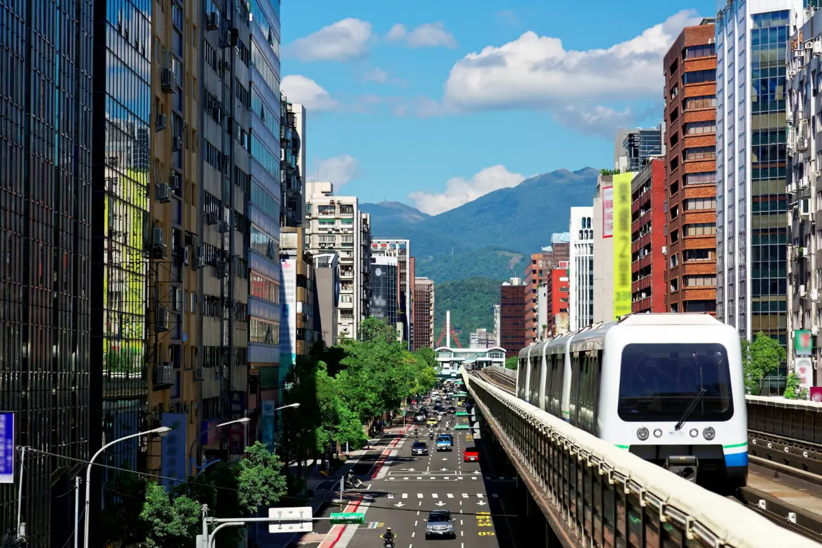 ▲來自馬來西亞的ICU加護病房醫師陳志金分享，外國人來台灣旅遊最常聽到的「3句話」，分別是「統編載具需要嗎？」、「甜度冰塊？」、「不好意思！」。（圖／信義全球資產公司提供）