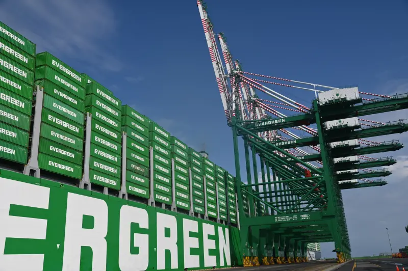 ▲長榮2萬4,004TEU-A級貨櫃輪「長益輪」。(圖/臺灣港務公司提供)