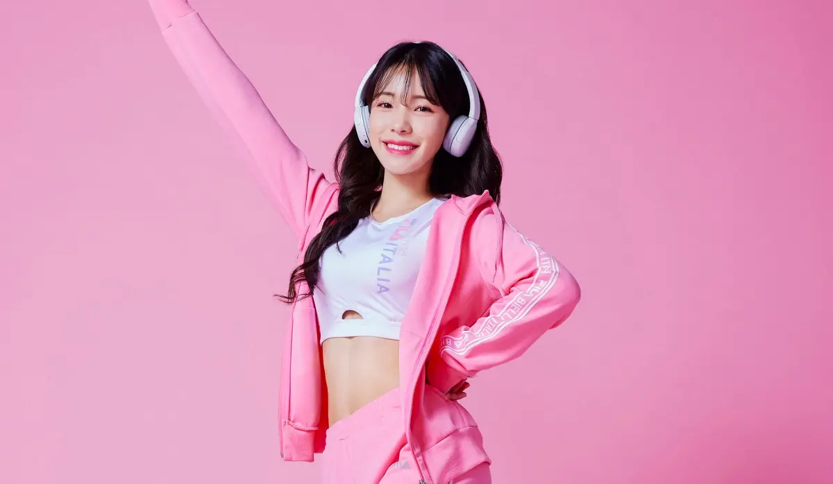 ▲樂天女神李多慧擔任FILA代言人，七夕情人節化身「粉紅芭比」秀甜美多巴胺穿搭，大方露腰曬腹肌，完美示範小白鞋穿搭，簡直就是真人版Barbie甜到出汁。（圖／FILA提供）