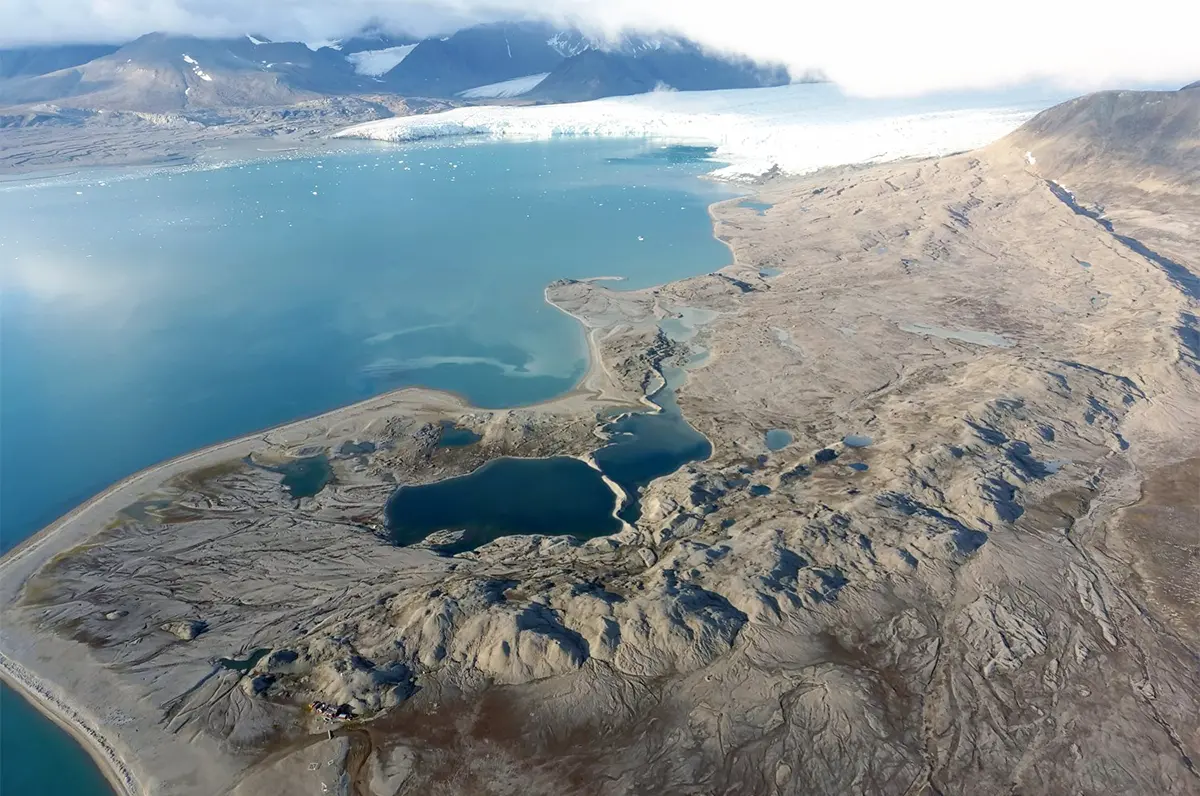 ▲中央大學張文和助理教授空拍的北極冰川消融情形。（圖／中央大學提供）