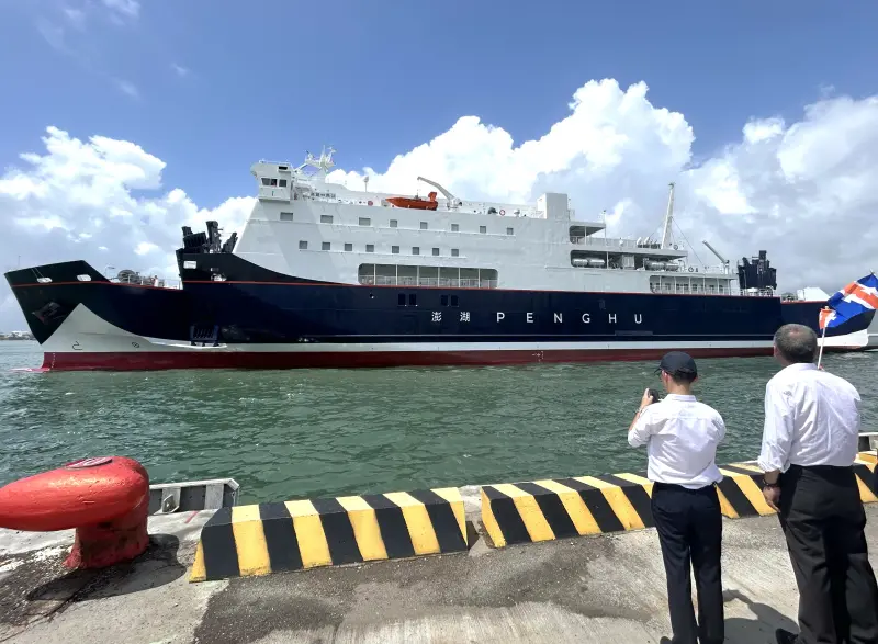 ▲台灣航業公司新造澎湖輪返抵高雄港21號碼頭。(圖／記者黃守作攝，2023.08.14)