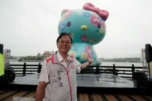▲文化局辦理地景藝術節在龍潭大池設置大型裝置藝術「Hello Kitty來作客」，市長張善政也與之合照。（圖／文化局提供）