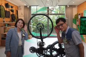 ▲擬音裝置藝術家蕭聖健推出以廢棄單車零件為主題的「聲音輪藝術展」。（圖／屏縣府提供）