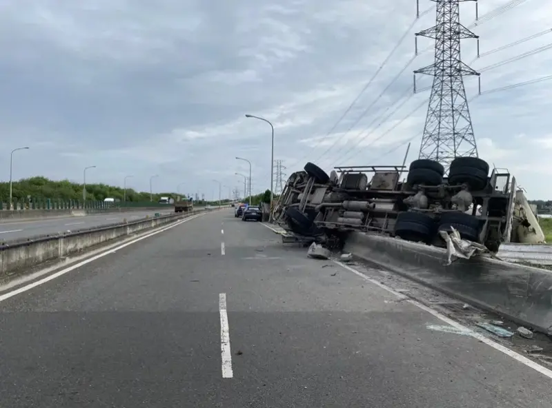 ▲水泥車不明原因自撞護欄，並翻覆卡在分隔島上。（圖／翻攝畫面）