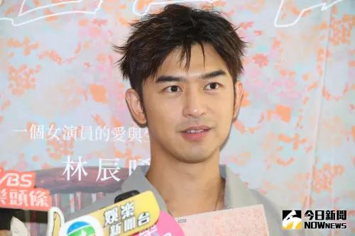 陳柏霖的女友是她!交往11年「國家音樂廳約會」被拍 還穿情侶裝