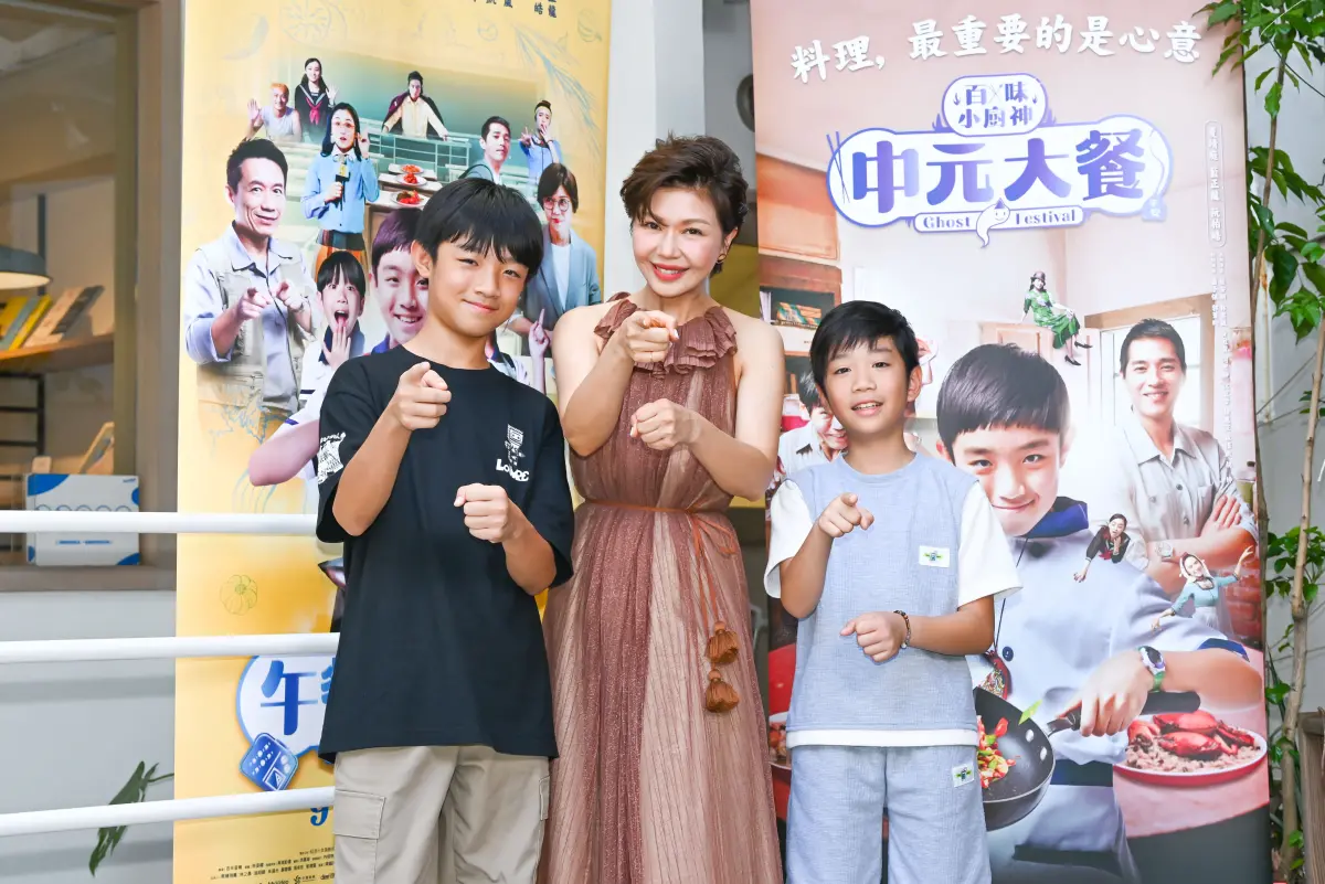 ▲于子育（中）回憶爸爸拿手菜佛跳牆，加入媽媽家鄉食材芋頭。（圖／紅衣小女孩股分有限公司提供）