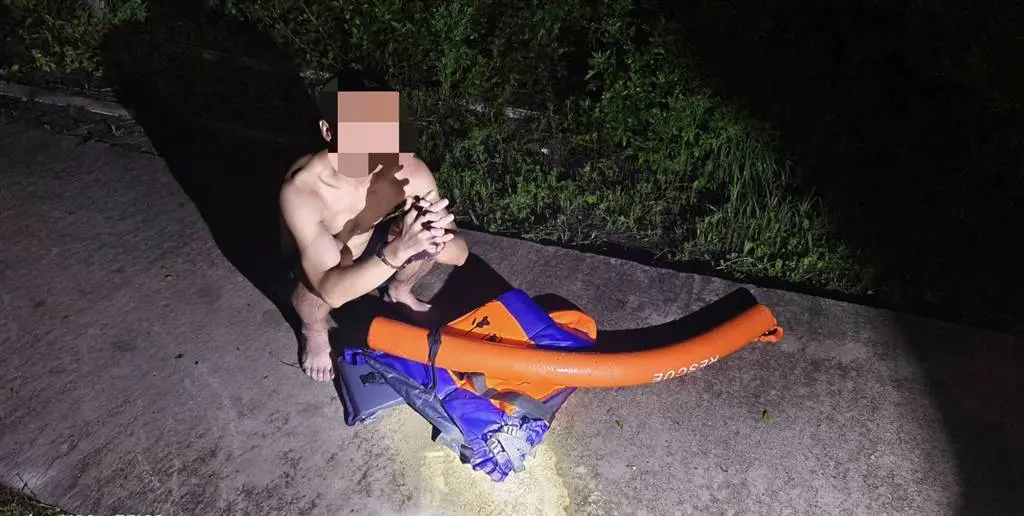 ▲盛姓男子一上岸便遭海巡人員逮捕。（圖／翻攝畫面）