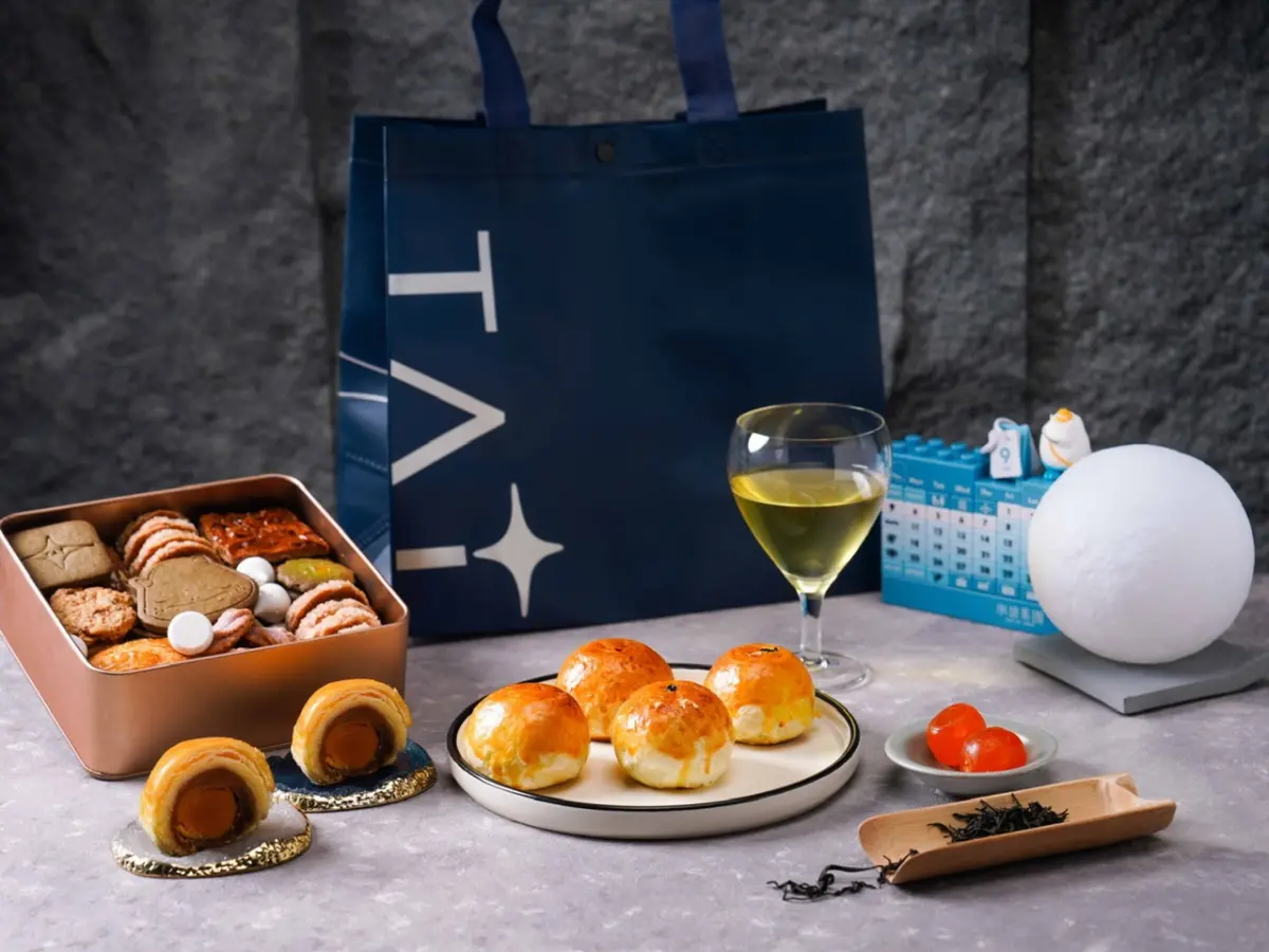 ▲「承億夢獸月光圓舞曲禮盒」，內含黃金香柚、紅心芭樂二種口味蛋黃酥共四入及9種高人氣口味餅乾，更有承億酒店自行設計的「夢獸積木萬年曆」。（圖／承億集團提供）