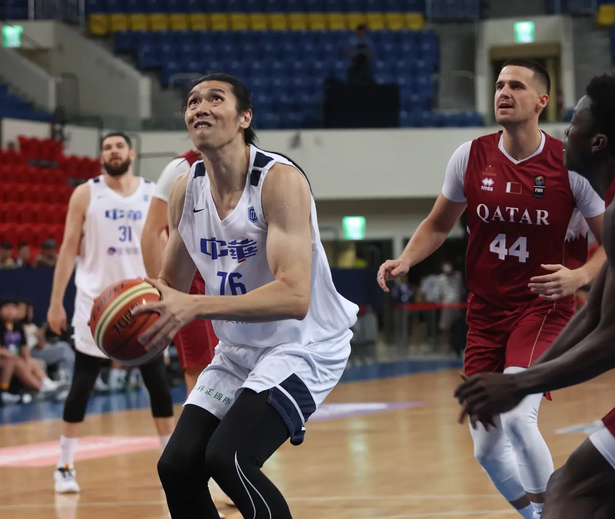 ▲中華藍39歲「大房東」曾文鼎先發出場25分鐘，繳出7分、8籃板、4助攻全能數據。（中華籃協提供）