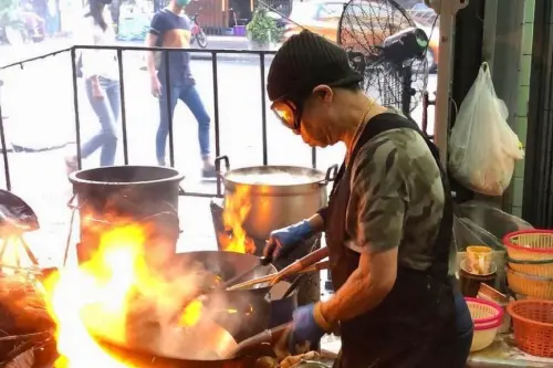 ▲「Jay Fai」現任老闆娘因為戴著護目鏡炒菜，且臉上有顆痣，而被網友們稱為「痣姐」。（圖／翻攝「Jay Fai」IG）