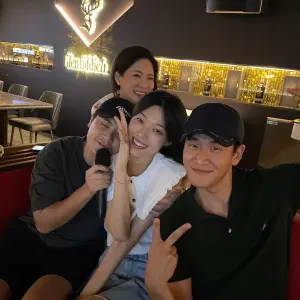 ▲Oscar(左)和游天翼(中)傳出年底完婚。(圖 / mroscarwang IG) ▲Oscar(左)和游天翼(中)傳出年底完婚。(圖 / mroscarwang IG)