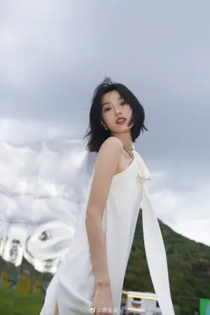 ▲游天翼16歲就踏出模特兒界,年紀輕輕就到世界各地走秀。(圖 / 游天翼微博) ▲游天翼16歲就踏出模特兒界,年紀輕輕就到世界各地走秀。(圖 / 游天翼微博)
