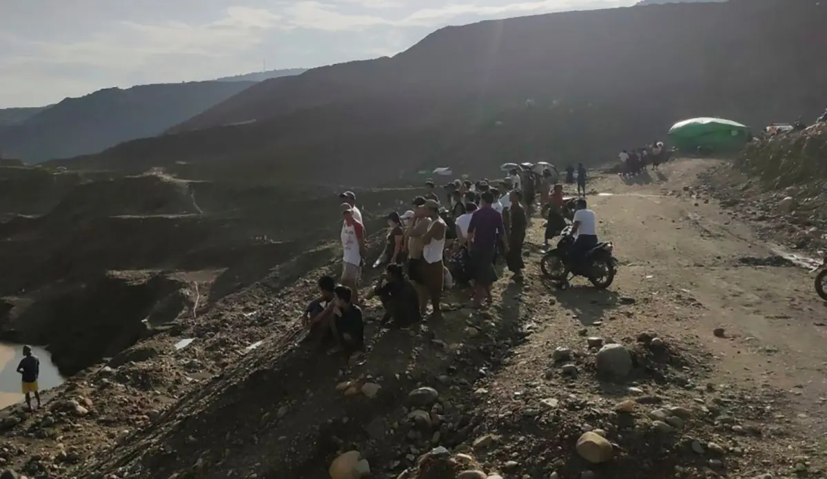 ▲緬甸北部偏遠地區一座非法的玉石礦場發生廢土堆坍塌意外，至少有36人被倒塌的廢土捲入水池中，恐怕凶多吉少。（圖／美聯社／達志影像）