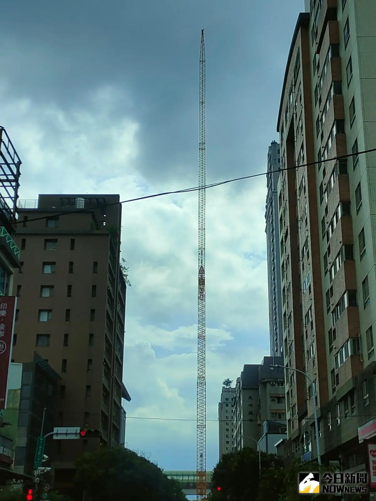 ▲興富發文心愛悅塔吊拆除作業，封閉文心南五路一段部分路段(圖／柳榮俊攝2023.8.15)