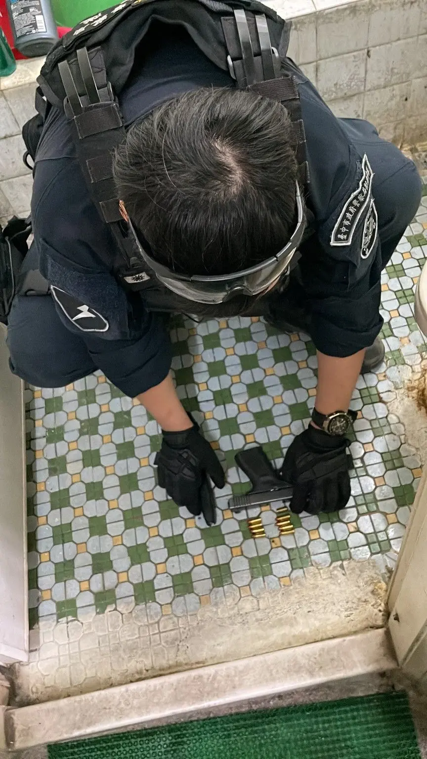 ▲警方搜索在馬桶水箱底層藏匿之槍枝、子彈遭全數撈出(圖／柳榮俊翻攝2023.8.15)