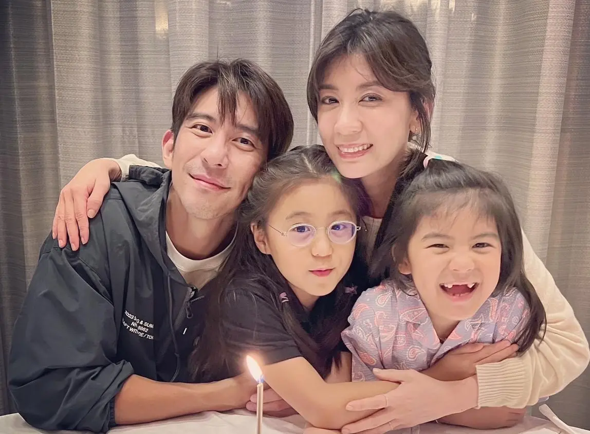 ▲賈靜雯（後右一）分享全家福拜年，女兒咘咘（左二）、波妞暴風式抽高。（圖／翻攝自賈靜雯臉書）