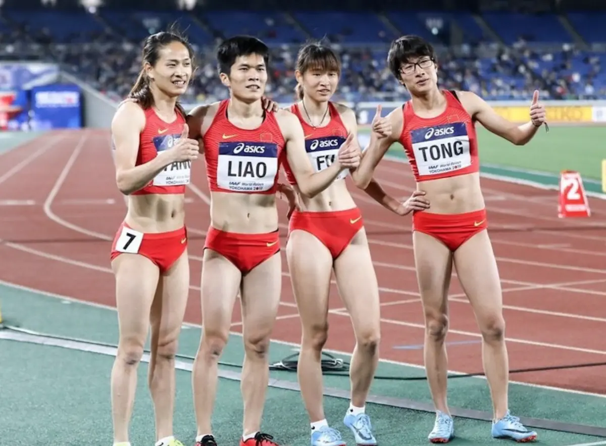 ▲廖孟雪（左二）與童曾歡（右一）的身型、聲線、樣貌激似男性。（取自微博）