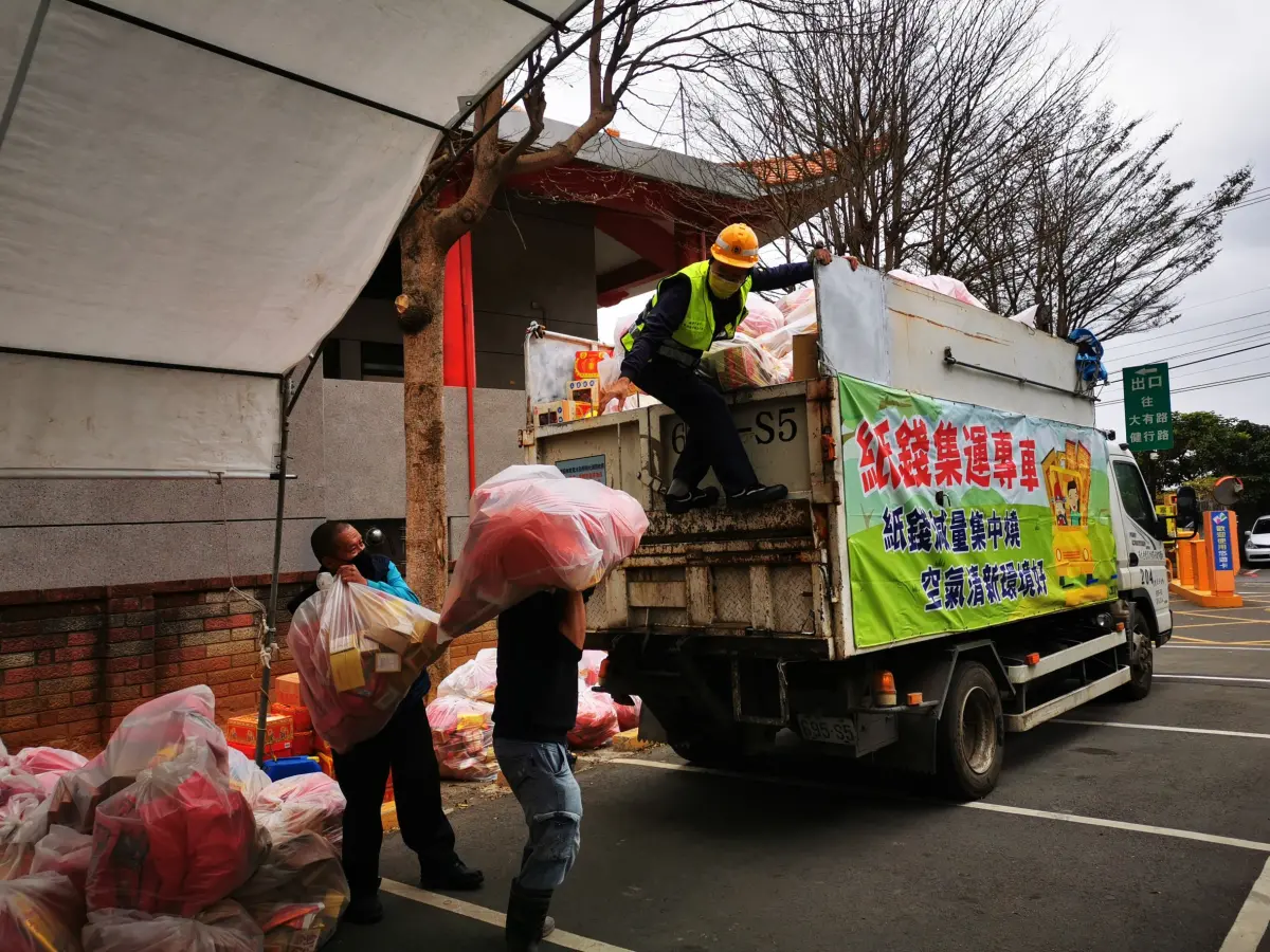 ▲環保局表示，民眾、社區或公司行號若有大量焚燒紙錢的需求，建議可聯繫各區清潔隊預約收運。（圖／桃園市環保局提供）