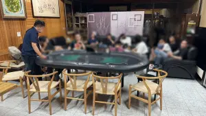 職業賭場藏身偏僻鐵皮屋　警攻堅破門逮12人
