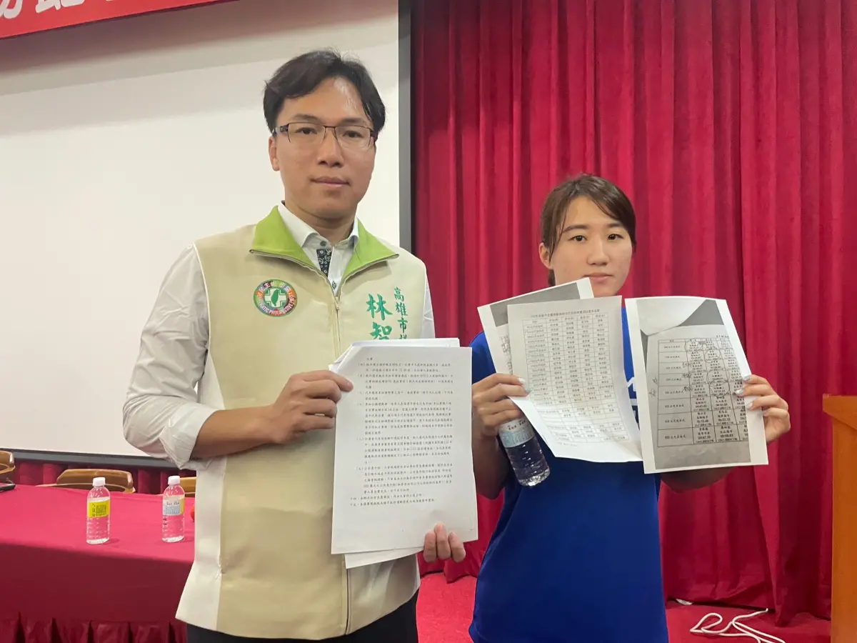 ▲112年高雄市全國運動會游泳代表隊選拔驚爆代表權爭議？市議員林智鴻今（15）日上午陪同游泳選手召開記者會。（圖／林智鴻服務處提供）