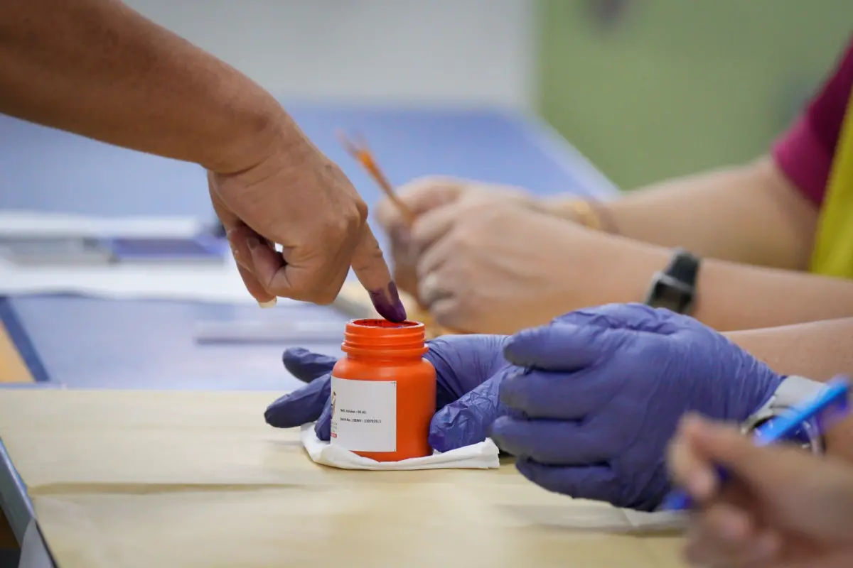 ▲馬來西亞6州選舉落幕，團結政府與在野陣營各獲3州執政權，舉凡投票選民進入投票站，除查驗身分外，左手食指要沾染不褪色墨汁杜絕作票，部分選民戲稱「藍手指」。（圖／美聯社／達志影像）