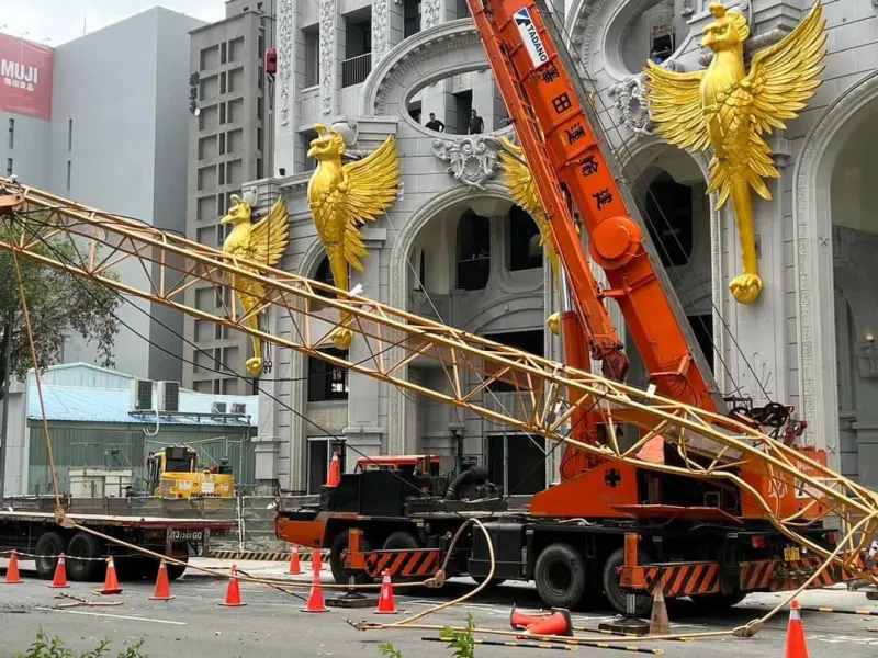 ▲文心愛悅建案至今仍停工，近日週邊封路，配合殘餘塔吊拆除作業。（資料畫面／2023.08.15）