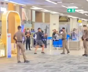 影／不滿登機被拒！中國遊客大鬧泰國機場　手持滑板戰3警
