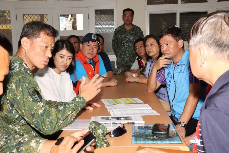 國軍派3,525人次救災 許淑華送雞排慰勞