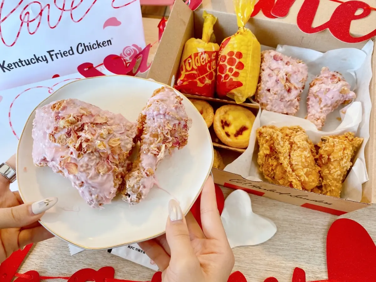 ▲肯德基「粉紅炸雞」開箱！七夕情人節「玫瑰粉紅巧克力脆雞」，將咔啦脆雞淋上濃郁粉紅巧克力再撒玫瑰花瓣，搭配Happy Valentine's Day掛旗、心型氣球，520元就有滿滿儀式感。（圖／記者蕭涵云攝）