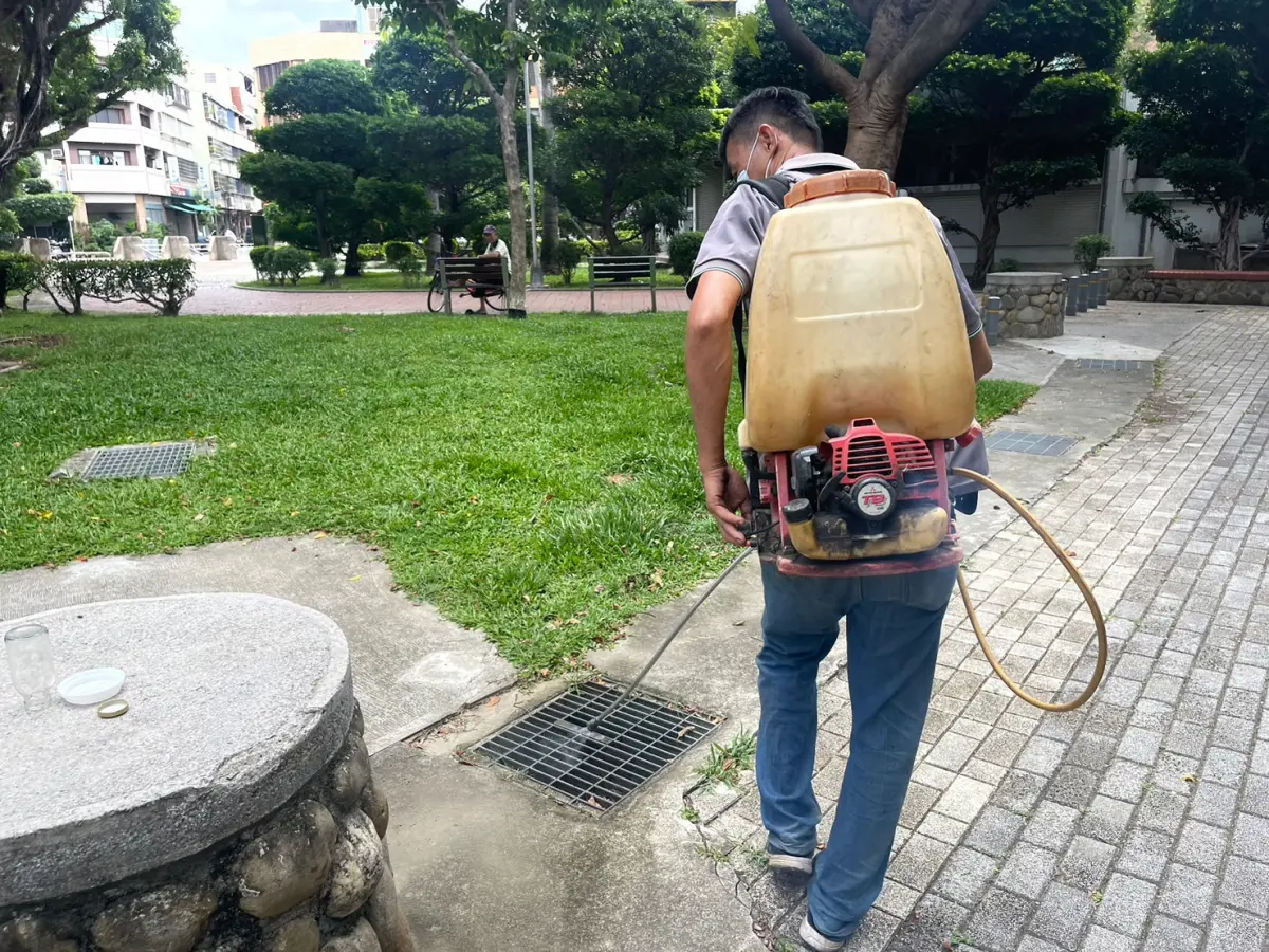 ▲維護人員對可能孳生病媒蚊的環境落實清理，包含水溝、陰井、低窪處及容器等積水清理(圖／建設局提供2023.8.15)
