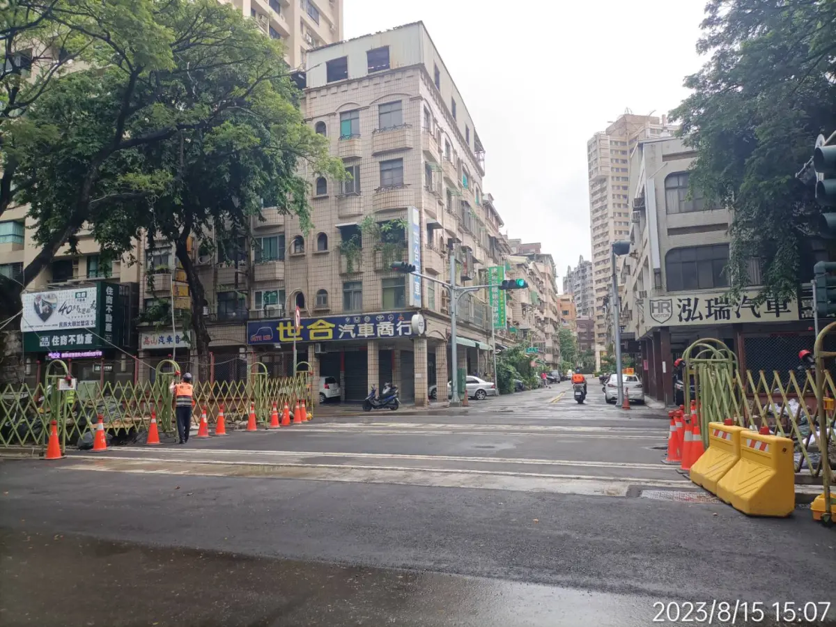 ▲高雄輕軌大順二路與日全街口今（15）日鋪軌完成開放通行。（圖／高市府捷運局提供）