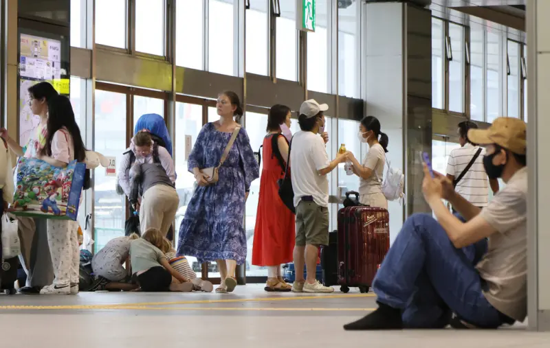 ▲位於大阪灣人工島上的關西機場因聯外道路關閉、電車停駛,導致無法進出離開機場的旅客只能睡在機場大廳。(圖/達志影像/美聯社)
