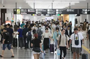 蘭恩颱風強襲！台旅客受困機場　日本逾8百航班停飛、8萬戶停電 
