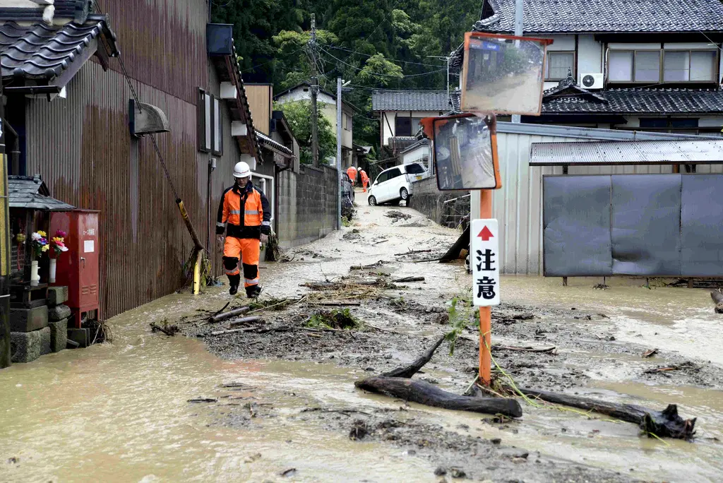 ▲蘭恩颱風今晨在日本和歌山縣南端登陸，各地下起傾盆大雨，有居民還目睹肉眼可見的龍捲風畫面，靜岡街道上甚至有鐵皮、車輛被吹翻。（圖／達志影像／美聯社）