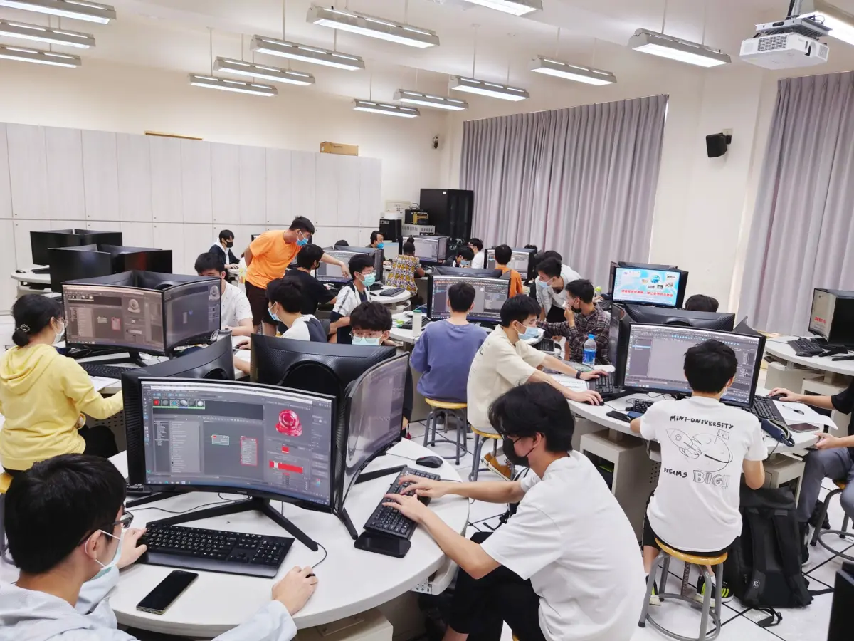 ▲112大學分發入學今（15）日放榜，學生一窩蜂搶讀資通訊科系，台大物理、機械系擠不進榜單；銘傳大學AI應用系滿招。（圖／銘傳大學提供）