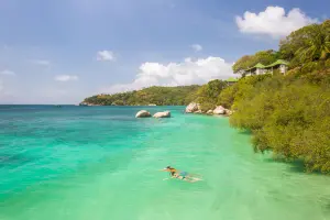 ▲龜島旅宿「Koh Tao Relax Freedom Beach Resort」，可協助預定當地導遊和在地商家經營的潛水、浮潛和釣魚活動。（圖／Booking.com提供）