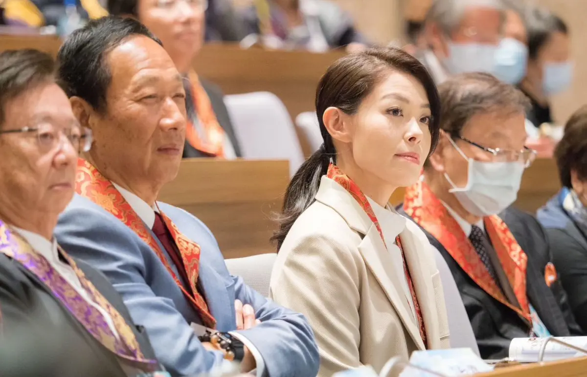 ▲李正皓質疑寡婦樓都更案的環委是昇益開發獨董，質疑一個由開發建商關係人擔任主席兼任環委的環評能算數嗎？（圖／翻攝自高虹安臉書）