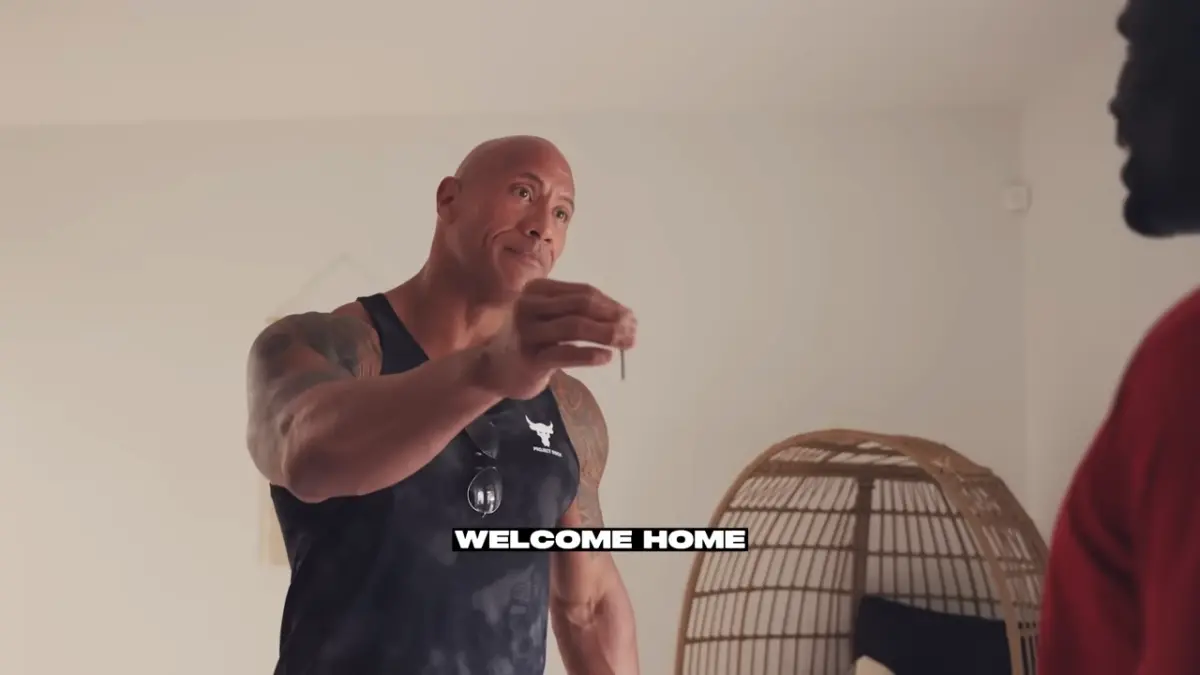 ▲巨石強森拿出鑰匙交給巴戈林博，說出最暖心的那句話：「這裡就是你的新家了」，讓後者瞬間激動落淚，大力擁抱表達謝意。（圖／YT@The Rock）