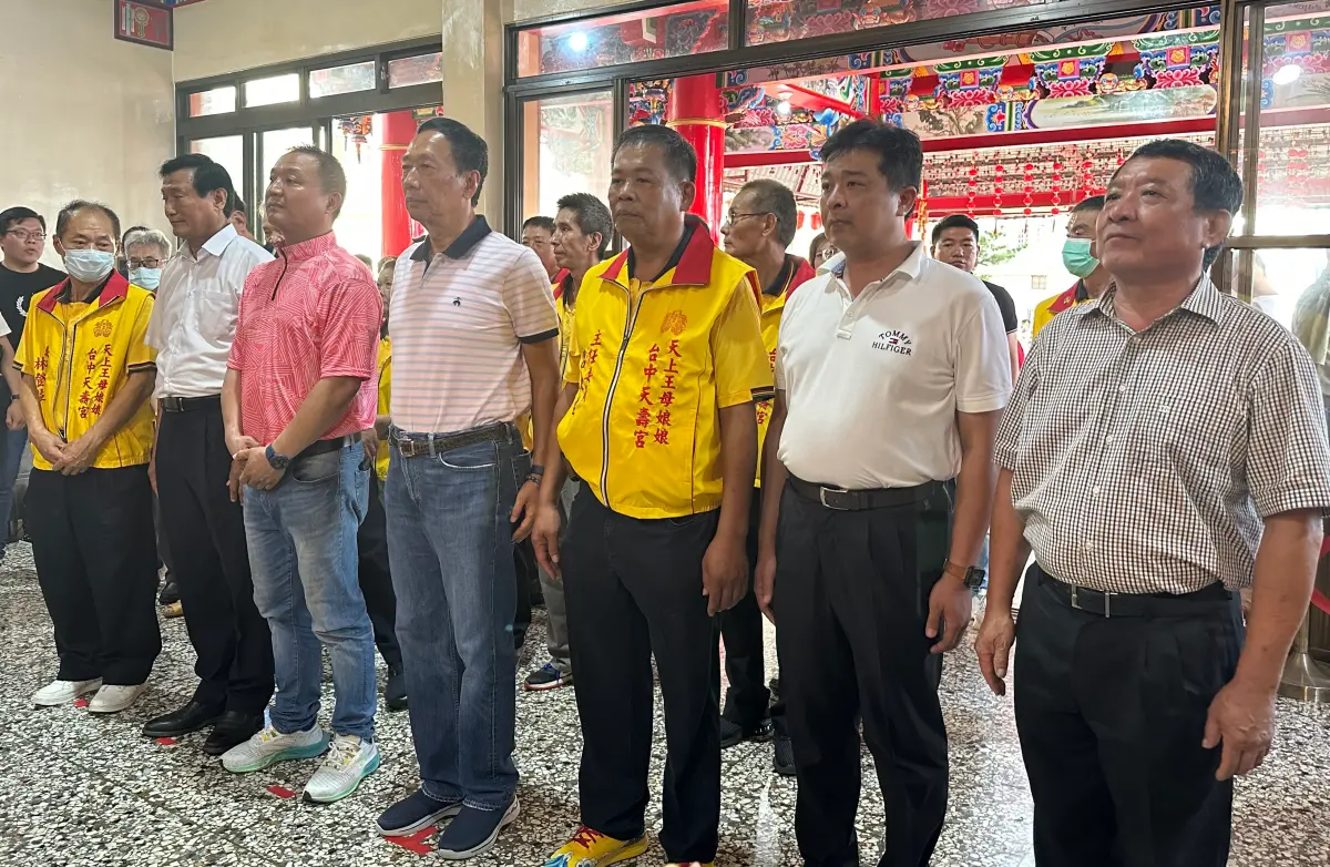 ▲郭台銘參拜台中大雅天壽宮，前市議員吳顯森（右一）、國民黨台中市議員吳呈賢（右二）、楊啟邦（左紅衣）、及國民黨中常委游家富（左白衣）陪同。（圖／記者顏幸如攝，2023.08.15）