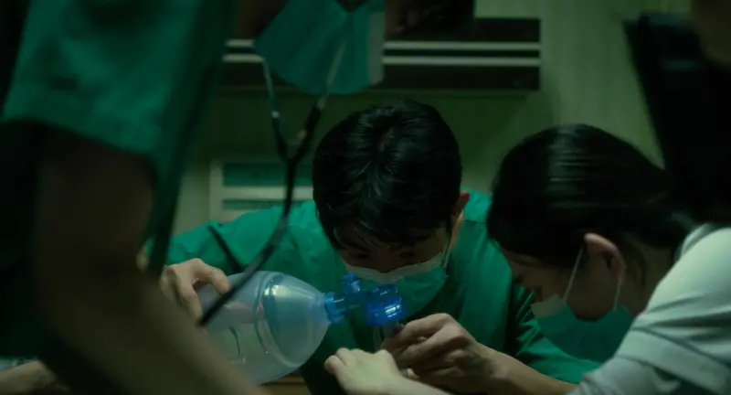 ▲王柏傑《疫起》飾胸腔科醫師，為求手術畫面真實呈現下足苦功。（圖／Netflix）