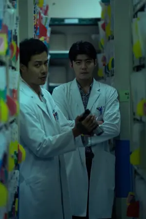 ▲王柏傑（右）、薛仕凌詮釋封院危機醫師與狗仔記者的微妙關係。（圖／Netflix）