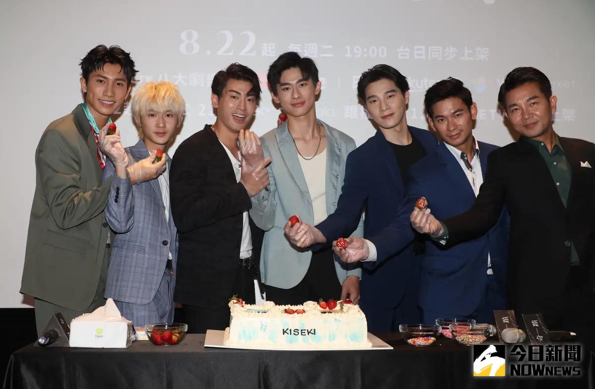 ▲宋偉恩（右三）弄丟刀子竟落在徐愷（左三）脖子上。（圖／記者陳明中攝）