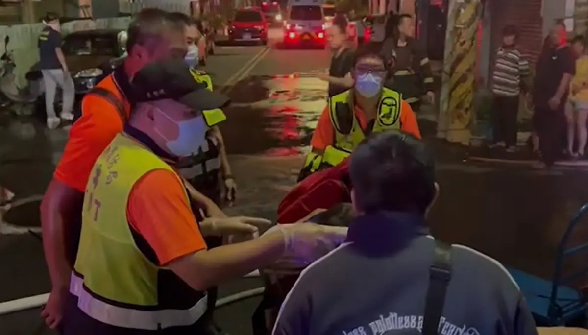 ▲杜姓男子疑與父親劉姓同居人發生口角，竟涉嫌在家縱火，造成杜父、劉女21歲吳姓女兒、4歲胞弟死亡。杜男落網後坦承犯案，被警方依殺人等罪嫌送辦，檢方複訊後聲押獲准。（圖／翻攝畫面）  