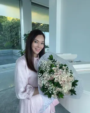 ▲▼曾馨瑩手捧結婚15週年花束。（圖／翻攝自曾馨瑩IG）