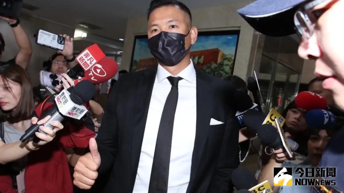 ▲黑人陳建州穿著西裝、梳起油頭現身北檢偵訊，而且還對著鏡頭比讚。對此，大牙經紀人也給予回應。（圖／記者陳明中攝影）