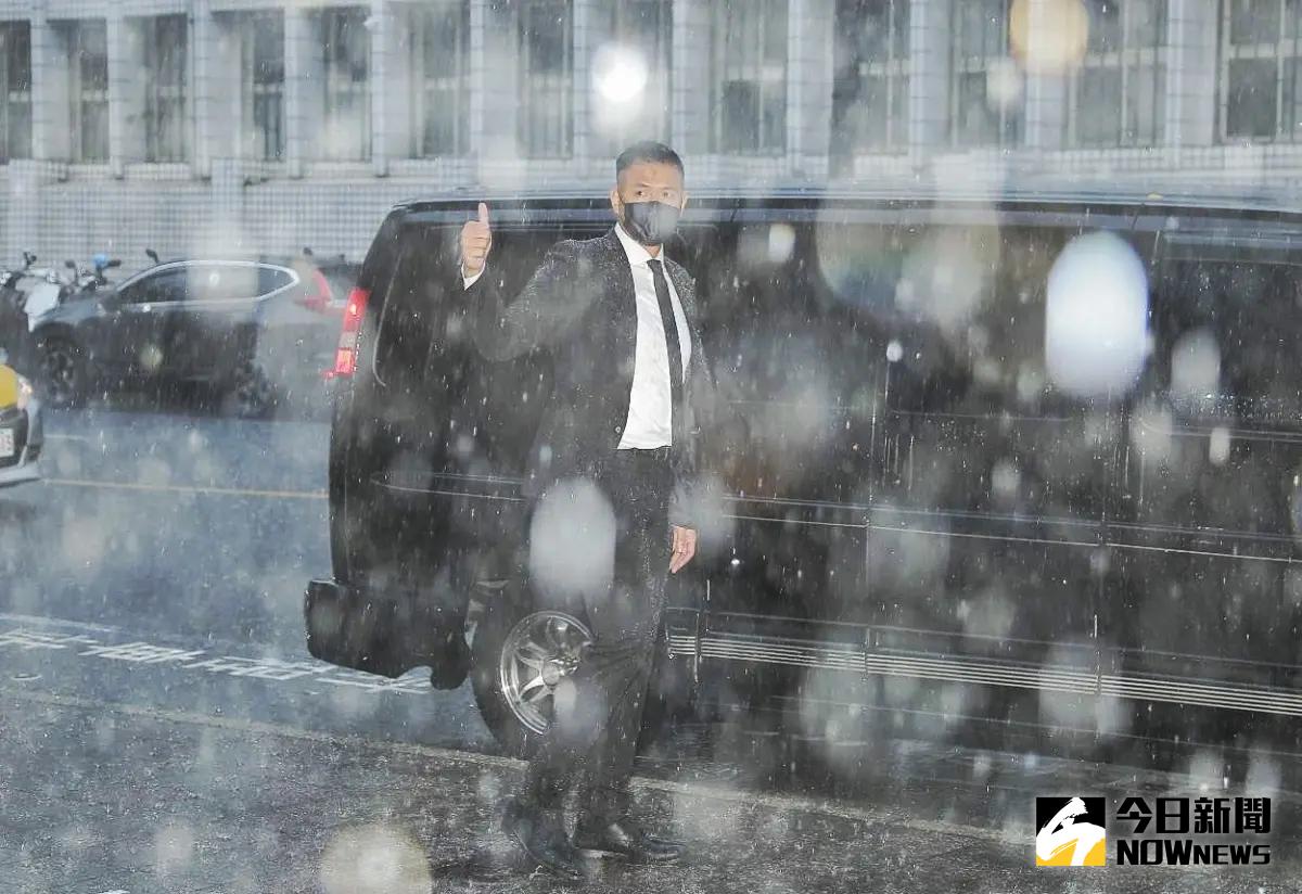 ▲陳建州離開北檢，再比一次讚（圖／記者陳明中攝，2023.08.16）