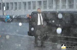 ▲陳建州轉頭離開地檢署，上車前還不忘在大雨中回頭向媒體比讚。（圖／記者陳明中攝）