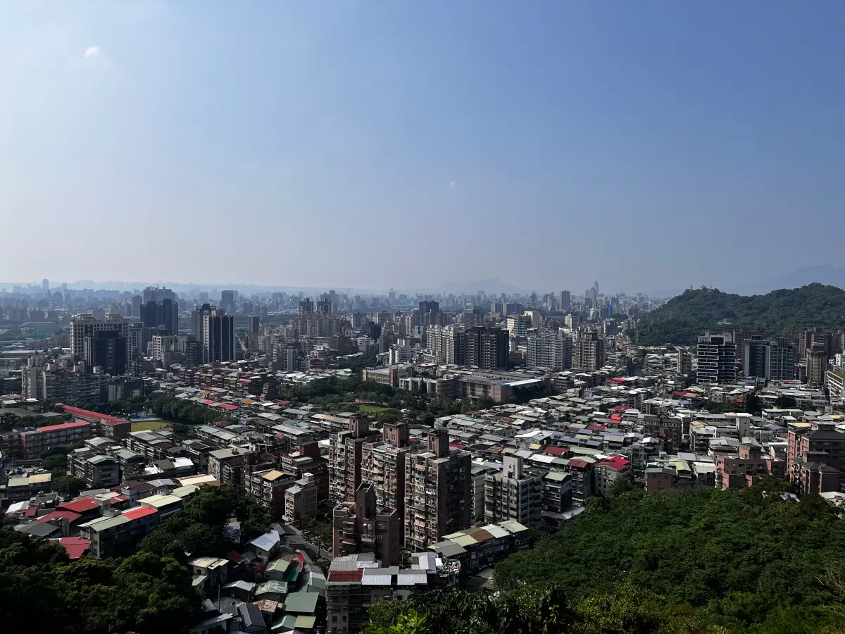 ▲農曆七月是傳統房市的淡季，長輩都說鬼月不宜買房，但房屋搜尋平台業者觀察，發現2021年鬼月平台訪客數221萬人次，較前期增長了8%。（圖／樂屋網提供）