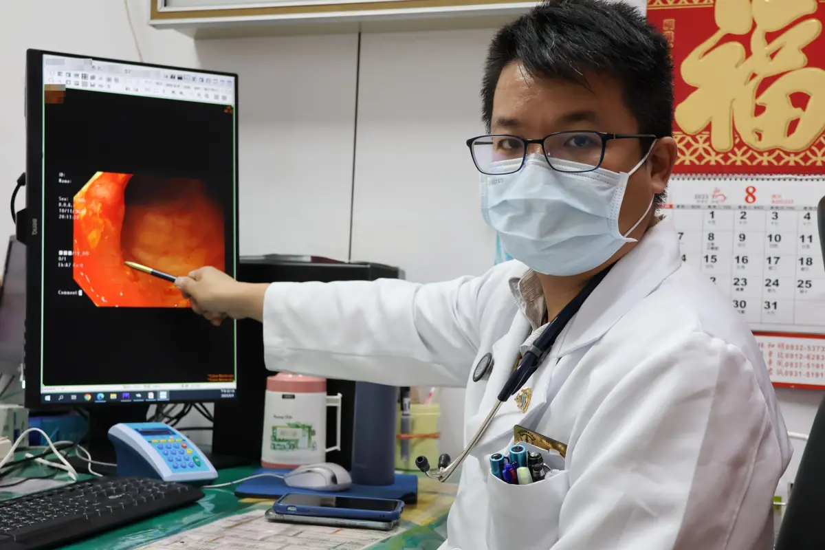 ▲大甲李綜合醫院駐診醫師曾宇辰說，一名患者因愛吃肉篩檢出大腸癌(圖／醫院提供2023.8.16)